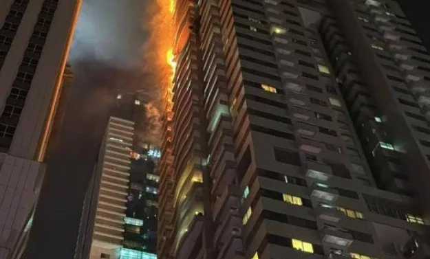 استمرار جهود التبريد بعد إخماد حريق في مبنى مكون من 67 طابقًا في دبي استمرار جهود التبريد بعد إخماد حريق في مبنى مكون من 67 طابقًا في دبي