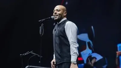 بعد استخدامه للعكاز.. تامر عاشور يعلق على حفله في الكويت مقارنة بتامر حسني بعد استخدامه للعكاز.. تامر عاشور يعلق على حفله في الكويت مقارنة بتامر حسني
