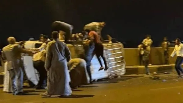 تعرض 10 أفراد لإصابات وجروح في حادث تصادم بين ثلاث سيارات في البحيرة. تعرض 10 أفراد لإصابات وجروح في حادث تصادم بين ثلاث سيارات في البحيرة.