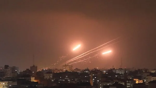 في الليلة الثانية.. إيران ت retaliate against Israel with a hundred warheads and missiles penetrating deep into territory. في الليلة الثانية.. إيران ت retaliate against Israel with a hundred warheads and missiles penetrating deep into territory.