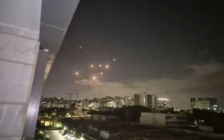 الجيش الإسرائيلي يكشف عن رصد صواريخ مُطلَقة من إيران ويناشد السكان بالتوجه إلى الملاجئ. الجيش الإسرائيلي يكشف عن رصد صواريخ مُطلَقة من إيران ويناشد السكان بالتوجه إلى الملاجئ.