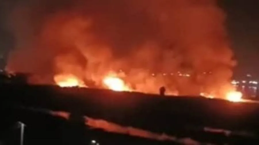 حريق في ناطحة سحاب تتكون من 67 طابقًا ويعيش فيها حوالي 4000 شخص في دبي، الإمارات العربية المتحدة. حريق في ناطحة سحاب تتكون من 67 طابقًا ويعيش فيها حوالي 4000 شخص في دبي، الإمارات العربية المتحدة.