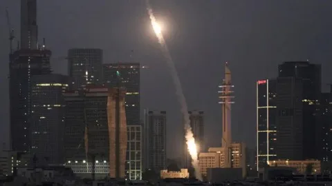 سقوط مجموعة جديدة من الصواريخ الإيرانية على إسرائيل، والجيش الإسرائيلي يlaunch strikes قاسية على مواقع متعددة في إيران. سقوط مجموعة جديدة من الصواريخ الإيرانية على إسرائيل، والجيش الإسرائيلي يlaunch strikes قاسية على مواقع متعددة في إيران.