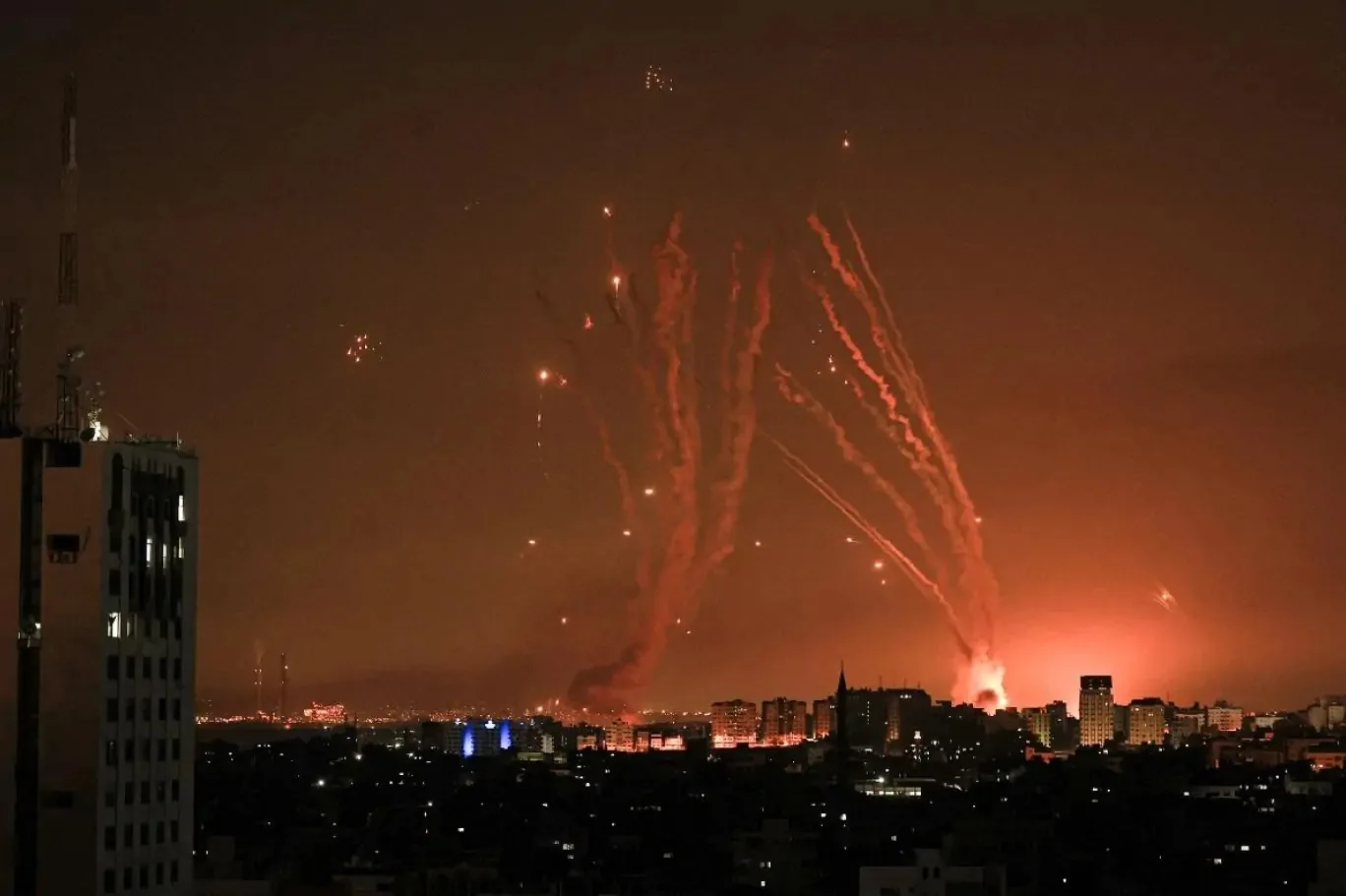 نتنياهو يلجأ إلى المخابئ.. إيران تقصف إسرائيل بمجموعة جديدة من الصواريخ نتنياهو يلجأ إلى المخابئ.. إيران تقصف إسرائيل بمجموعة جديدة من الصواريخ