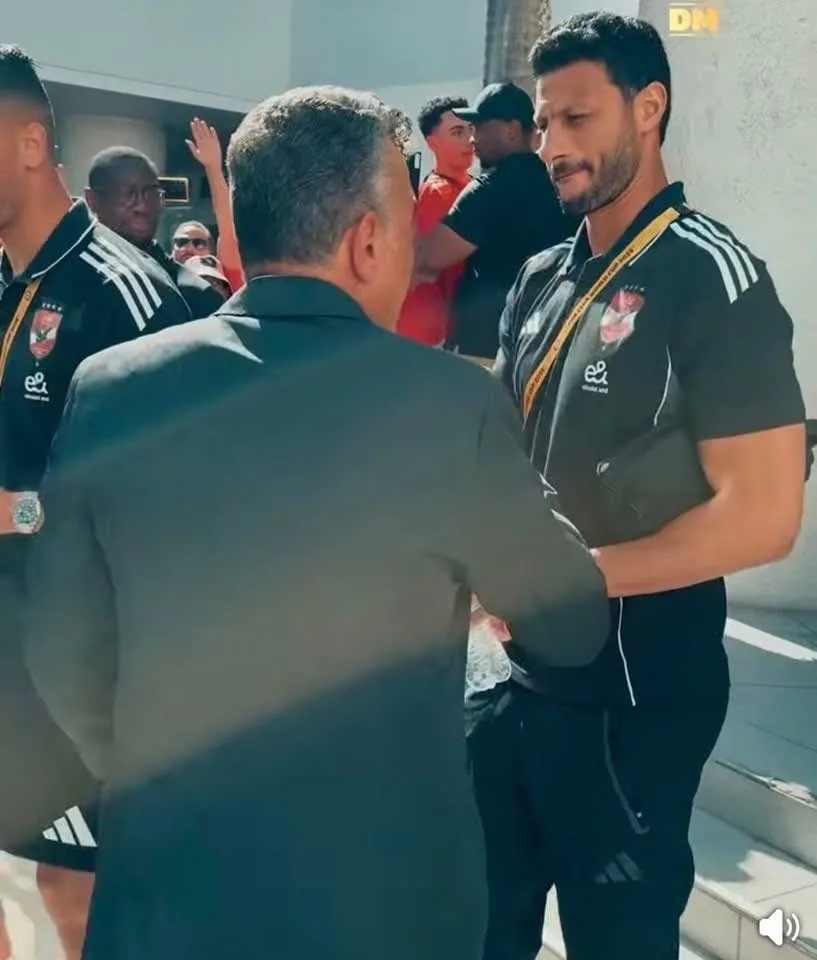 خالد مرتجي يلتقي بلاعبي الأهلي خلال توجههم إلى ملعب افتتاح كأس العالم للأندية. خالد مرتجي يلتقي بلاعبي الأهلي خلال توجههم إلى ملعب افتتاح كأس العالم للأندية.