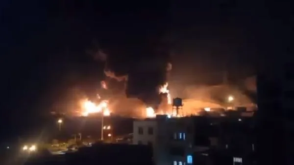عاجل: حدوث انفجار وحريق في مخزن نفط شهران غرب العاصمة الإيرانية طهران (فيديو) عاجل: حدوث انفجار وحريق في مخزن نفط شهران غرب العاصمة الإيرانية طهران (فيديو)