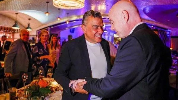 إنفانتينو يرحب بخالد مرتجي قبل بدء مباراة الأهلي وإنتر ميامي إنفانتينو يرحب بخالد مرتجي قبل بدء مباراة الأهلي وإنتر ميامي