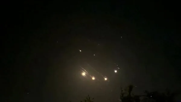 عاجل.. إطلاق مجموعة جديدة من الصواريخ الإيرانية نحو إسرائيل عاجل.. إطلاق مجموعة جديدة من الصواريخ الإيرانية نحو إسرائيل
