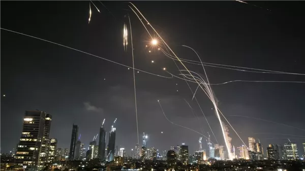 تقارير إسرائيلية: إيران أطلقت حوالي 50 صاروخًا باليستيًا.. وانفجارات في مواقع قرب مطار بن جوريون تقارير إسرائيلية: إيران أطلقت حوالي 50 صاروخًا باليستيًا.. وانفجارات في مواقع قرب مطار بن جوريون