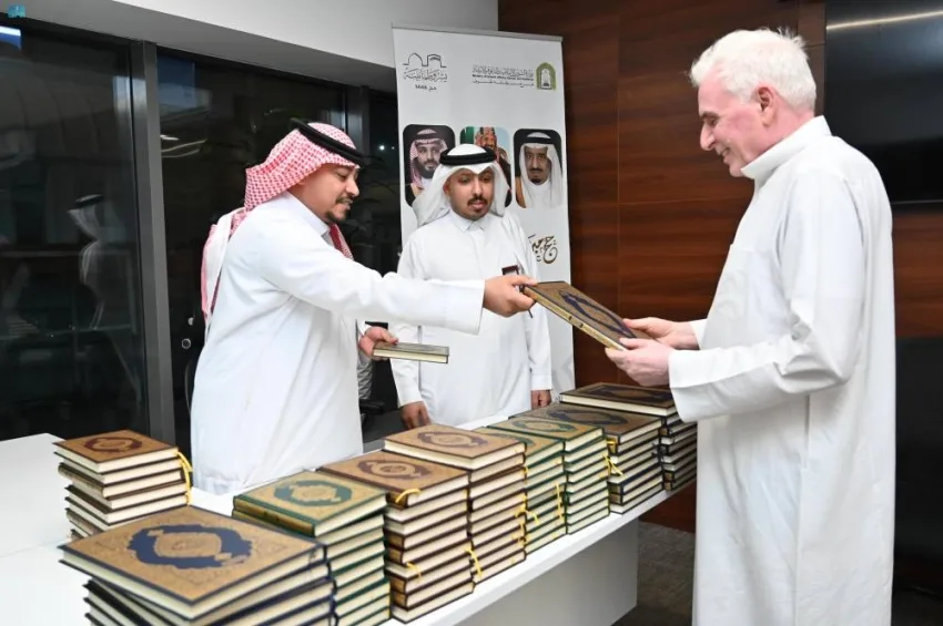 تقديم هدية الملك للضيوف الذين يغادرون تقديم هدية الملك للضيوف الذين يغادرون