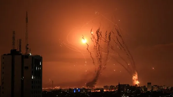 إصابة مفاجئة: لحظة سقوط صاروخ “فرط صوتي” إيراني في قلب تل أبيب | فيديو