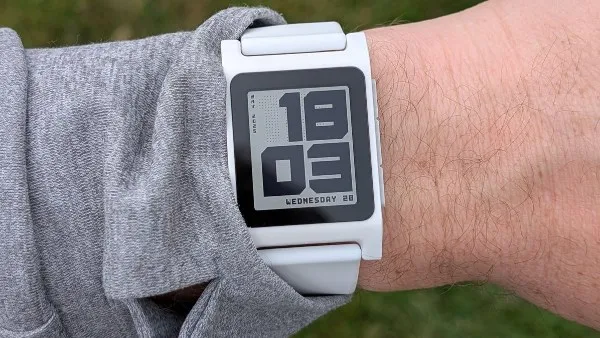 ساعة Pebble الكلاسيكية تعود بإصدار محدث في يوليو، والنسخة القديمة قد تتلقى تحديثًا.