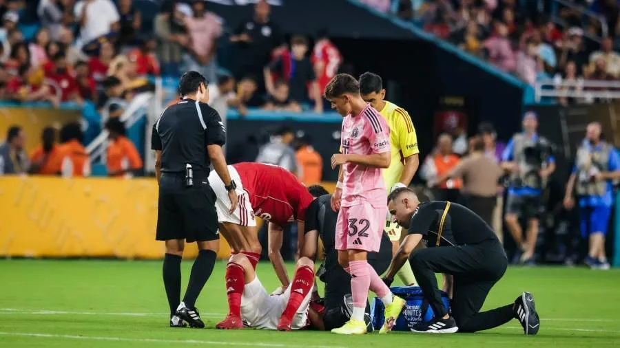 عاجل.. تحويل إمام عاشور إلى المستشفى في ميامي عاجل.. تحويل إمام عاشور إلى المستشفى في ميامي