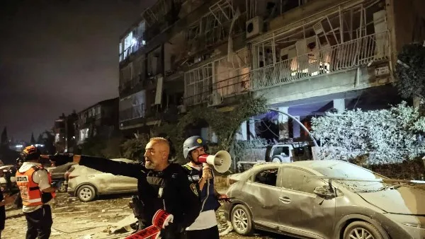 زيادة عدد ضحايا الهجوم الصاروخي الإيراني على ضواحي تل أبيب إلى 3 أشخاص. زيادة عدد ضحايا الهجوم الصاروخي الإيراني على ضواحي تل أبيب إلى 3 أشخاص.