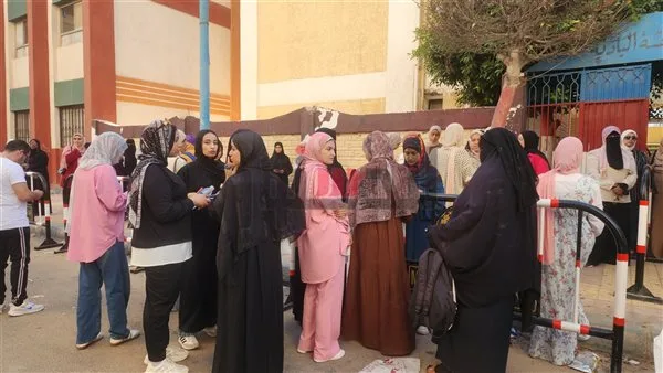 تحت إجراءات أمنية مشددة، وصول طلاب الثانوية العامة إلى لجان الامتحانات في مطروح تحت إجراءات أمنية مشددة، وصول طلاب الثانوية العامة إلى لجان الامتحانات في مطروح