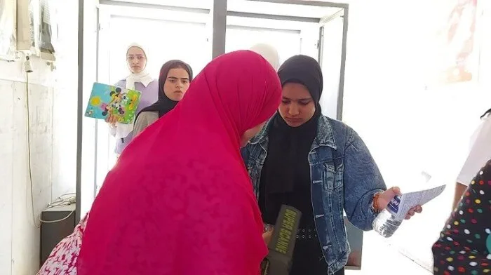 بدء عمليات التفتيش على طلاب الثانوية العامة قبل دخولهم قاعات الامتحانات بدء عمليات التفتيش على طلاب الثانوية العامة قبل دخولهم قاعات الامتحانات