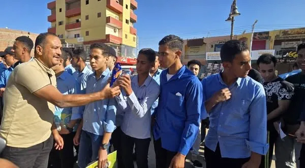 توزيع مشروبات باردة وعصائر على طلاب الثانوية العامة في الوادي الجديد قبل امتحاناتهم توزيع مشروبات باردة وعصائر على طلاب الثانوية العامة في الوادي الجديد قبل امتحاناتهم