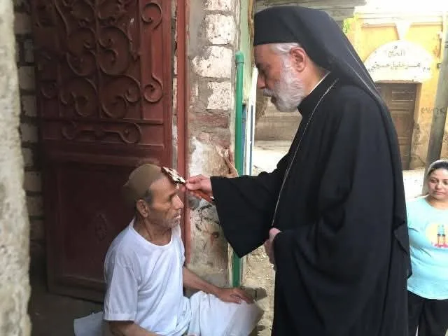 مطران الكاثوليك في المنيا يزور منازل رعية كنيسة السيدة العذراء في طوه | صور مطران الكاثوليك في المنيا يزور منازل رعية كنيسة السيدة العذراء في طوه | صور