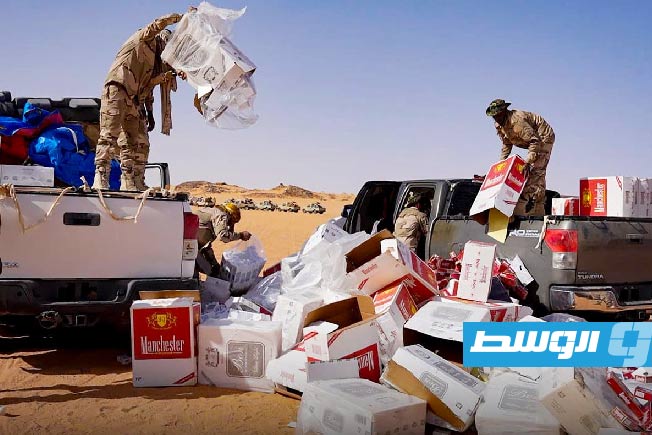 كتيبة «سبل السلام» التابعة لقوات القيادة العامة تعدم كميات من التبغ عند الحدود مع السودان، 14 يونيو 2025 (شعبة الإعلام الحربي - فيسبوك)