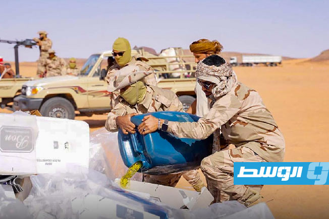 كتيبة «سبل السلام» التابعة لقوات القيادة العامة تعدم كميات من التبغ عند الحدود مع السودان، 14 يونيو 2025 (شعبة الإعلام الحربي - فيسبوك)