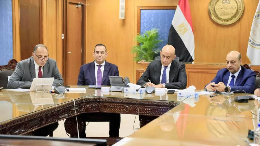 إجراءات تفتيشية مشددة عند مداخل اللجان والوزير يتابع الوضع من غرفة العمليات. إجراءات تفتيشية مشددة عند مداخل اللجان والوزير يتابع الوضع من غرفة العمليات.