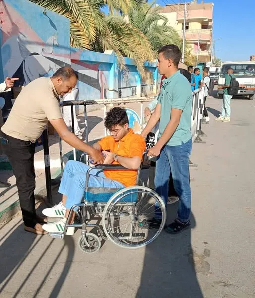 موظفو المحليات يدعمون ذوي الاحتياجات الخاصة حتى الوصول إلى لجان الامتحانات في الوادي الجديد موظفو المحليات يدعمون ذوي الاحتياجات الخاصة حتى الوصول إلى لجان الامتحانات في الوادي الجديد