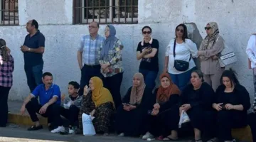 أمام لجان الثانوية العامة، أولياء الأمور يستعينون بالمصاحف والأناجيل للدعاء لأبنائهم (صور)
