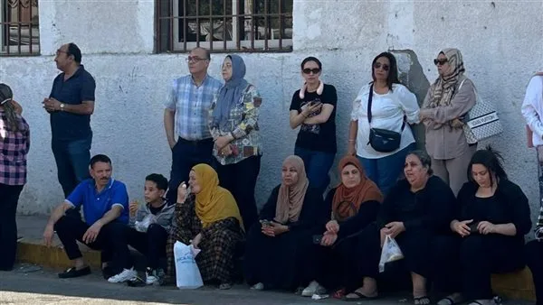 أمام لجان الثانوية العامة، أولياء الأمور يستعينون بالمصاحف والأناجيل للدعاء لأبنائهم (صور) أمام لجان الثانوية العامة، أولياء الأمور يستعينون بالمصاحف والأناجيل للدعاء لأبنائهم (صور)