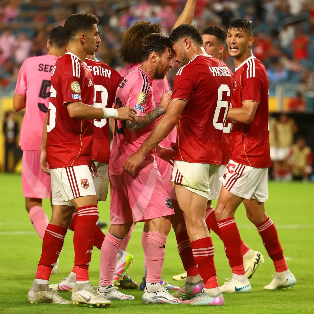 بالفيديو.. اشتباك وتبادل الضرب بين ميسي ونجمة الأهلي في مباراة الافتتاح بالفيديو.. اشتباك وتبادل الضرب بين ميسي ونجمة الأهلي في مباراة الافتتاح