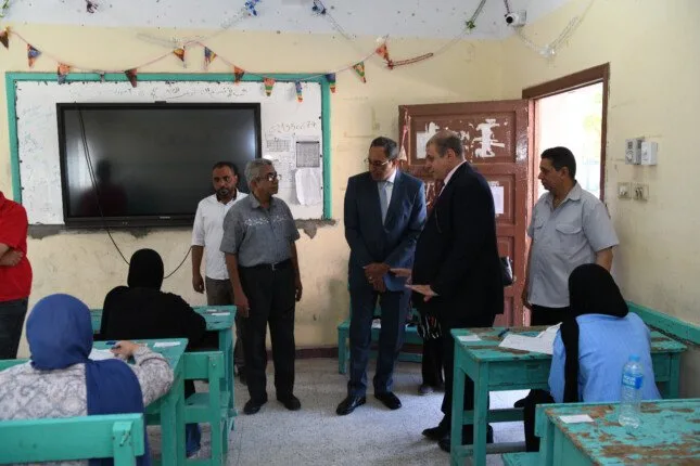 محافظ قنا يزور لجان امتحانات الثانوية العامة ويتأكد من سيرها بشكل منتظم محافظ قنا يزور لجان امتحانات الثانوية العامة ويتأكد من سيرها بشكل منتظم