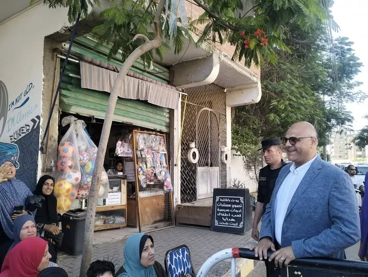 محافظ القليوبية يلتقي بأولياء الأمور خارج لجان امتحانات الثانوية العامة في كفر شكر محافظ القليوبية يلتقي بأولياء الأمور خارج لجان امتحانات الثانوية العامة في كفر شكر