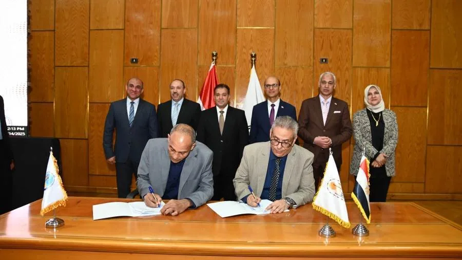 توقيع اتفاقية تعاون بين جامعتي أسيوط وجنوب الوادي لتعزيز برامج الدراسات العليا المهنية المشتركة توقيع اتفاقية تعاون بين جامعتي أسيوط وجنوب الوادي لتعزيز برامج الدراسات العليا المهنية المشتركة