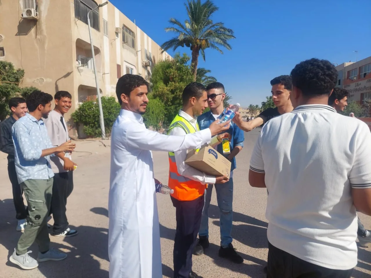 حزب الجبهة الوطنية يطلق حملة لمساندة طلاب الثانوية وتوزيع المياه والعصائر في طور سيناء حزب الجبهة الوطنية يطلق حملة لمساندة طلاب الثانوية وتوزيع المياه والعصائر في طور سيناء