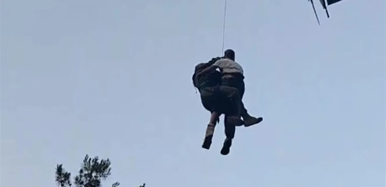 نُقل بواسطة الطوافة.. الجيش يتدخل لإنقاذ مواطن سقط في وادي قنوبين نُقل بواسطة الطوافة.. الجيش يتدخل لإنقاذ مواطن سقط في وادي قنوبين
