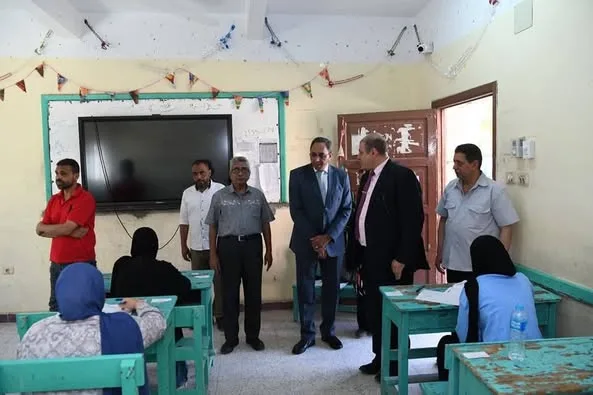 محافظ قنا يزور لجان امتحانات الثانوية العامة للاطلاع على سير العمل فيها والاطمئنان على انتظامها.