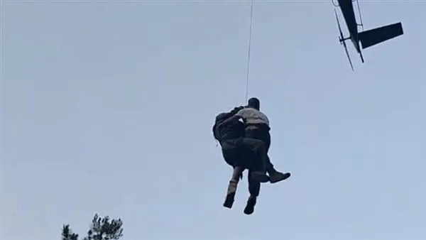 الجيش يستخدم الطوافة لإنقاذ مواطن سقط في وادٍ الجيش يستخدم الطوافة لإنقاذ مواطن سقط في وادٍ