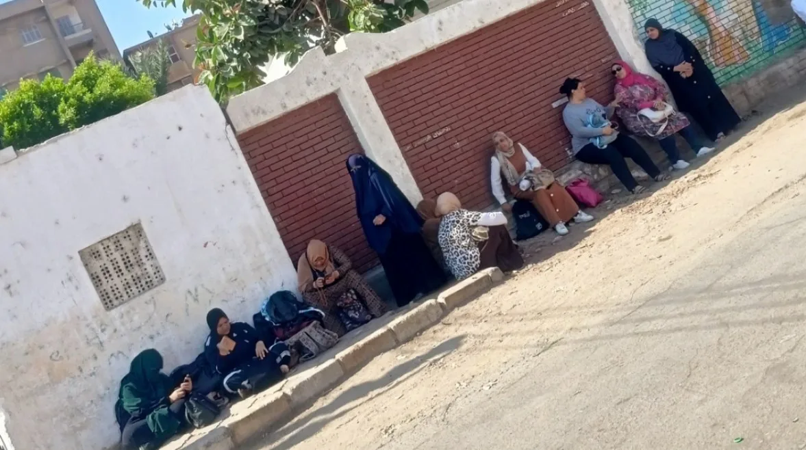 أولياء الأمور يتجاوزون الأجواء الحارة لمساندة أبنائهم في امتحانات الثانوية بالمنيا (صور) أولياء الأمور يتجاوزون الأجواء الحارة لمساندة أبنائهم في امتحانات الثانوية بالمنيا (صور)
