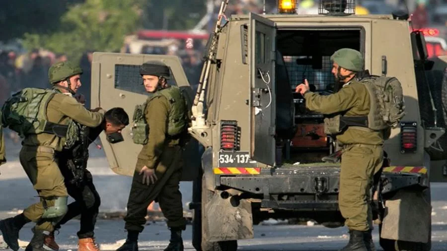 الجيش الإسرائيلي يعتقل 11 شخصًا خلال مداهمات في قرى وبلدات بمحافظة رام الله والبيرة الجيش الإسرائيلي يعتقل 11 شخصًا خلال مداهمات في قرى وبلدات بمحافظة رام الله والبيرة
