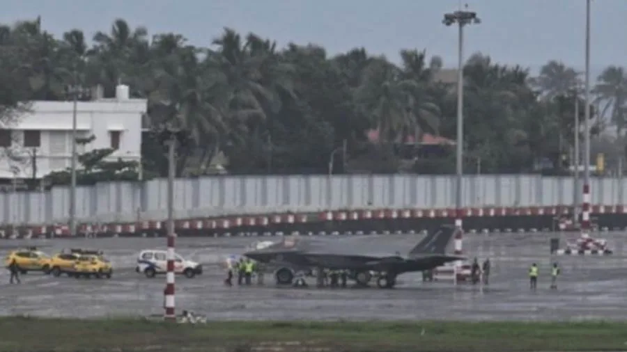 عاجل.. طائرة بريطانية من طراز “F-35B” تهبط بشكل اضطراري في “الهند” بعد إسهامها في العمليات ضد إيران. عاجل.. طائرة بريطانية من طراز “F-35B” تهبط بشكل اضطراري في “الهند” بعد إسهامها في العمليات ضد إيران.