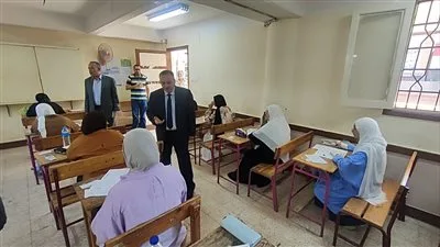 محافظ أسيوط يزور امتحانات الثانوية العامة ويؤمن بيئة ملائمة للطلاب