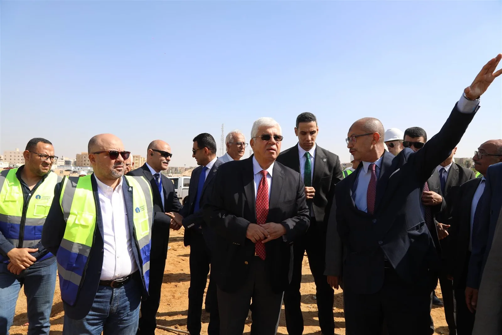 وزير التعليم العالي يراقب تقدم الأعمال الإنشائية في الحرم الجامعي الجديد للجامعة الفرنسية وزير التعليم العالي يراقب تقدم الأعمال الإنشائية في الحرم الجامعي الجديد للجامعة الفرنسية
