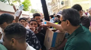 في بداية امتحانات الثانوية: رئيس مركز كوم حمادة يقدم زجاجات مياه معدنية للطلاب