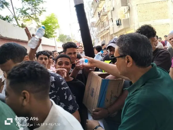 في بداية امتحانات الثانوية: رئيس مركز كوم حمادة يقدم زجاجات مياه معدنية للطلاب في بداية امتحانات الثانوية: رئيس مركز كوم حمادة يقدم زجاجات مياه معدنية للطلاب