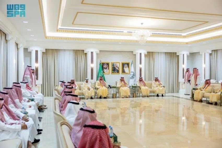 أمير الجوف ونائبه يستقبلان التهاني من موظفي الإمارة بمناسبة عيد الأضحى المبارك. أمير الجوف ونائبه يستقبلان التهاني من موظفي الإمارة بمناسبة عيد الأضحى المبارك.