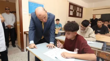 محافظ كفر الشيخ يؤكد على أهمية الهدوء أثناء متابعته لامتحانات الثانوية العامة.