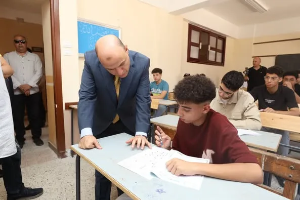محافظ كفر الشيخ يؤكد على أهمية الهدوء أثناء متابعته لامتحانات الثانوية العامة. محافظ كفر الشيخ يؤكد على أهمية الهدوء أثناء متابعته لامتحانات الثانوية العامة.