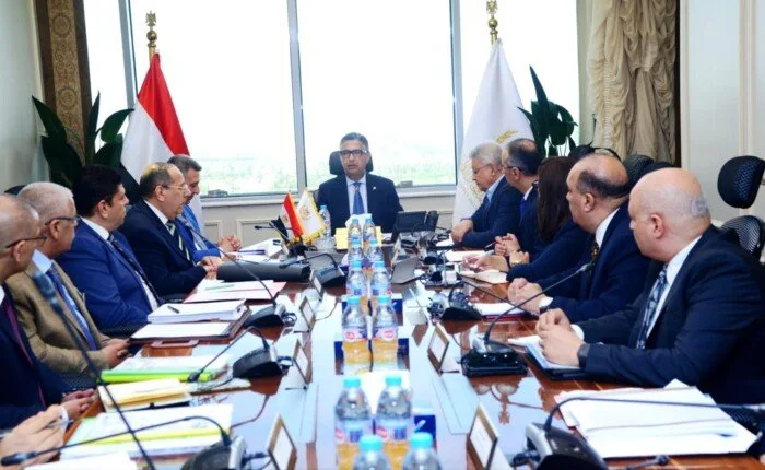وزير التموين يناقش مع قيادات القابضة للصناعات الغذائية موقف المخزون الاستراتيجي وزير التموين يناقش مع قيادات القابضة للصناعات الغذائية موقف المخزون الاستراتيجي