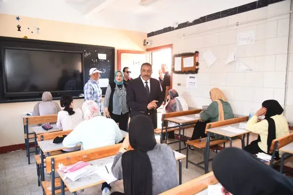 محافظ مطروح يزور لجان امتحانات الثانوية العامة في المدارس.. تابع التفاصيل محافظ مطروح يزور لجان امتحانات الثانوية العامة في المدارس.. تابع التفاصيل