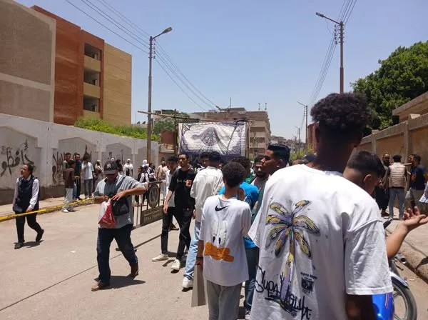 بداية إيجابية لطلاب الثانوية العامة في قنا عقب سهولة امتحانات الدين والوطنية. بداية إيجابية لطلاب الثانوية العامة في قنا عقب سهولة امتحانات الدين والوطنية.