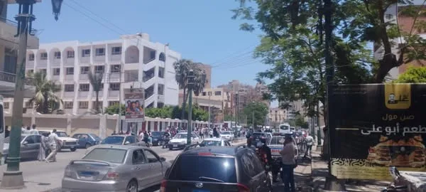 فرحة وراحة بين طلاب الثانوية العامة بعد اختبار التربية الدينية والوطنية فرحة وراحة بين طلاب الثانوية العامة بعد اختبار التربية الدينية والوطنية